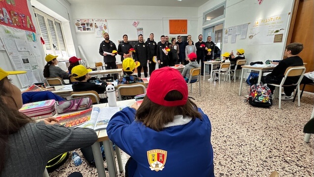 L’Asd Sambiase 2023 conquista il cuore dei bambini del plesso scolastico Fiorentino