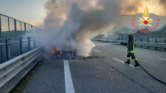 In fiamme furgone sulla SS106: vigili del fuoco in azione