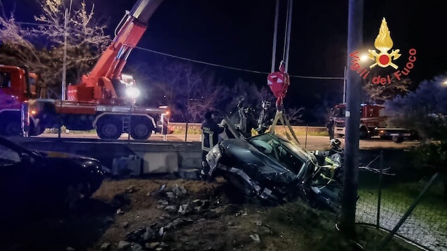 Incidente stradale a Sellia Marina: auto fuori controllo colpisce muro e provoca fuga d'acqua