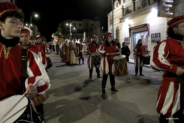 incoronato-re-burlone-tra-balli-e-sirinata-da-savuzizza