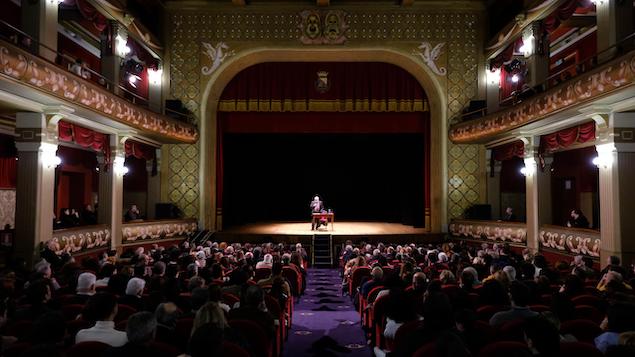 Lamezia. Sold out e applausi scroscianti per Umberto Galimberti