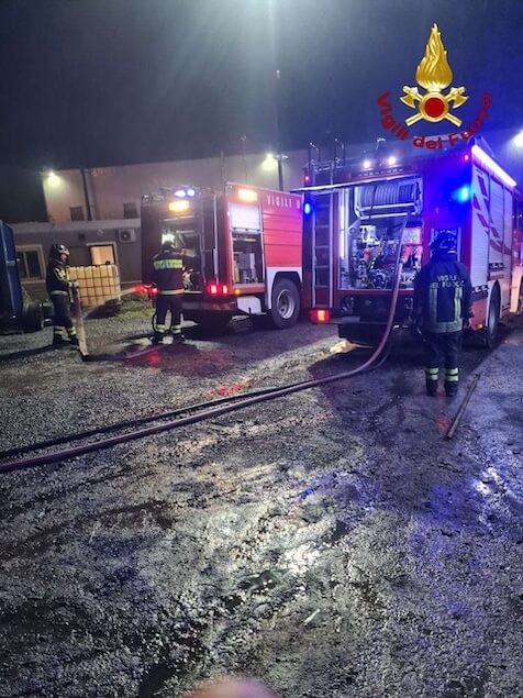 Vibo. Incendio nella zona industriale, distrutte dieci autovetture 