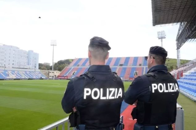 A Crotone Daspo 'fuori contesto' per 2 tifosi condannati