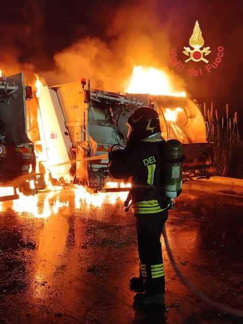 Incendio di automezzi a Tropea: 10 veicoli distrutti