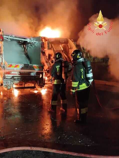 Incendio di automezzi a Tropea: 10 veicoli distrutti