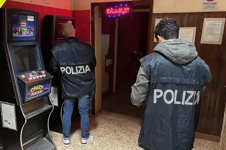 Slot-machine non conformi, denunciato titolare sala giochi